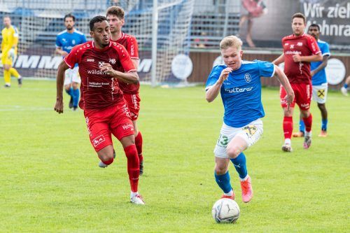 Zu oft war Lustenaus Angriff beim 4:0-Heimsieg zu schnell für Bezau, wie hier Samuel Ruault (rechts). SERRA/3