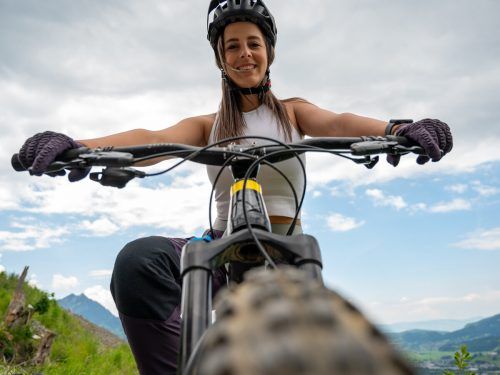 Wer im Urlaub wie Natalie mit dem Rad unterwegs ist, leistet einen wichtigen Beitrag zum Klimaschutz. VN/Lerch