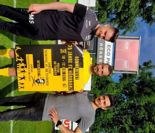 75 Jahre FC Hörbranz: Martin Sinz (Sportlicher Leiter), Stefan Kohlhaupt (Kapitän Kampfmannschaft) und Julian Halder (Obmann) freuen sich auf das Fest.  bms