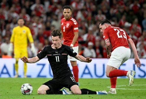 ABD0217_20220613 - KOPENHAGEN - DÄNEMARK: Michael Gregoritsch (AUT) gegen Pierre-Emile Höjbjerg (DNK) am Montag, 13. Juni 2022, anl. der Fußball-Nations-League-Begegnung zwischen Dänemark und Österreich in Kopenhagen. - FOTO: APA/ROBERT JAEGER