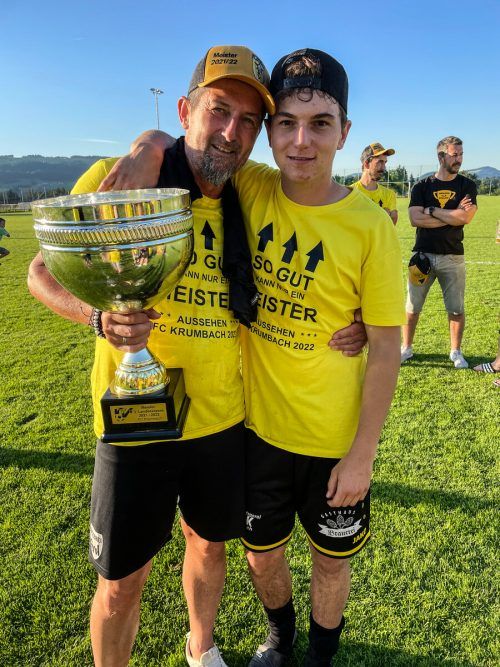 Abschied mit Pokal: Trainer Klaus Unterkircher und Sohn Noah. TK/FC