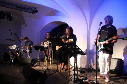 Alex Sutter und ihre Band „Alices Garden Of Music“ verzauberten das Publikum mit eigenen Songs und ihrem schönsten Cover. HE(2)