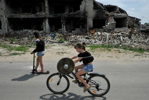 Alltag in der ukrainischen Großstadt Tschernihiw nach den russischen Raketenangriffen.   AFP