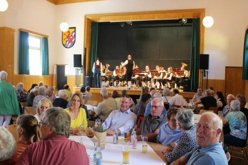 Als Vorgruppe der Trocaderos unterhielt die Wolfurter Bauernkapelle die Gäste im Vereinshaus mit klassischer Blasmusik.