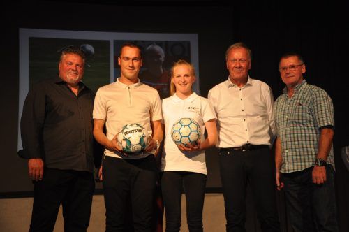 Altfußballer Hannes Sturn, Michael Liendl, Walter Erich, Kurt Schreiber mit Fußballerin Laura Wrann.