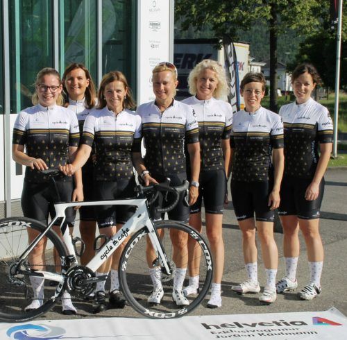 Andrea Deutschl und Silvia Andrich-Nenning (3. u. 4. v.l.)mit ihrer Women Cycling Group. Privat