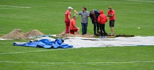 Arbeiter kümmerten sich am Tag nach dem Match um das Loch im Rasen des Ernst-Happel-Stadions. Kleines Bild: Der Fuß des Dänen Andreas Skov OIsen verschwindet. apa/ORF