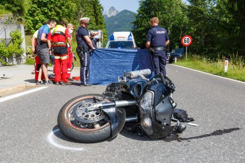 Auch der Motorradfahrer wurde bei dem Unfall verletzt, für den Fußgänger endete er tödlich. d. hofmeister