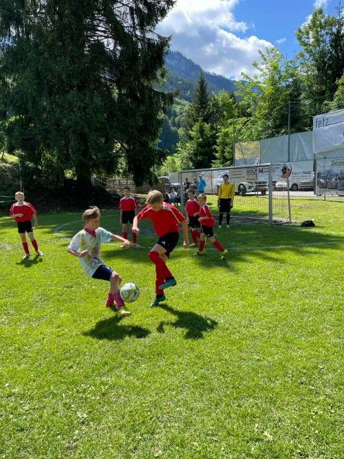 Auch Jungfußballer lieferten sich spannende Zweikämfpe auf dem Rasen. 