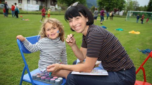 Auch Kinderschminken durfte nicht fehlen. Anna ließ sich von Barbara mit Pinsel und Farbe bunt bemalen.