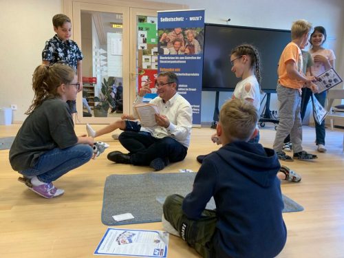 Auch Norbert Sieber lernte mit der Safety-Spielebox und den Schülern des Bildungszentrums in Frastanz.