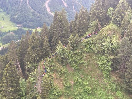 Die Schülergruppe auf dem Heubergrat. Ab hier ging nichts mehr weiter. Eine aufwändige Rettungsaktion war die Folge. polizei