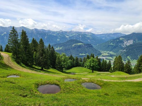 Auf unserem Rundwanderweg hat man immer wieder eine schöne Aussicht auf das Bregenzerwaldgebirge. VN/JUN, MM