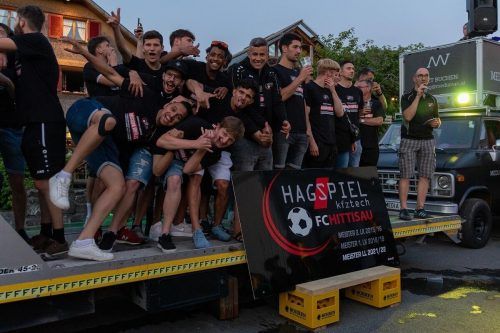 Ausgelassen feierte Hittisau den Aufstieg in die Vorarlbergliga. Ricardo Souza Oliveira lieferte die Tore dazu. TK