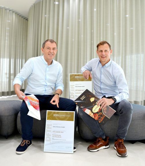 Auszeichnungen Glatz Klischee hat zwei der renommierten DFTA Awards gewonnen. Diese werden alle zwei Jahre vom Flexodruck Fachverband für beispielgebende und richtungsweisende Druckergebnisse vergeben. Manfred Schrattenthaler (l.) und Stefan Dilper freuen sich über die Auszeichnung. glatz
