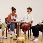 Autor Stefan Feinig im Gespräch mit Studenten