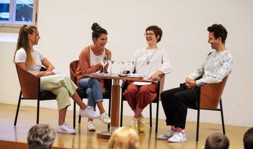 Autor Stefan Feinig (rechts) am Podium mit Studentinnen aus Südtirol. Stadt