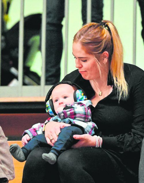 Beate Scheffknecht mit Sohn Lion beim Länderspiel im März in Bregenz gegen Island. GEPA