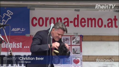 Beer auf der Rednerbühne.  Pro Bono Media/RheinTV x2