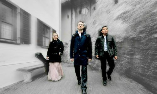 Bei guter Witterung findet das Konzert mit Tres Cordas im Freien statt. tres cordas