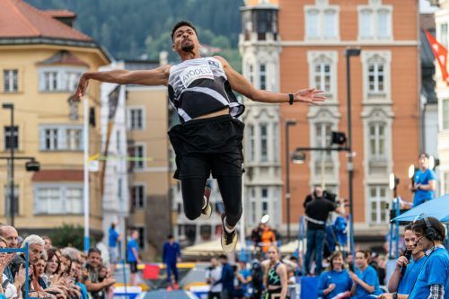 Bei seinem Debüt bei der Golden Roof Challenge 2021 jubelte Oluwatosin Ayodeji mit einer Weite von 7,48 m über den zweitweitesten Sprung in seiner Karriere. GEPA