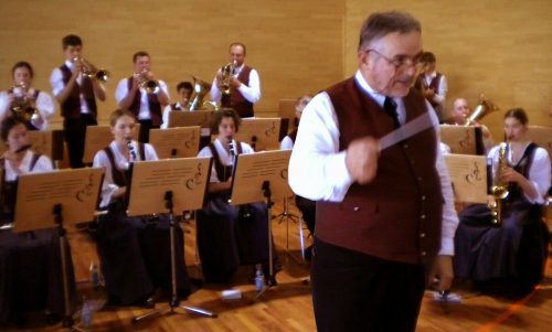 Beim Frühschoppen nach der Prozession unterhielt die Musik die Gäste im hokus und Kapellmeister Helmut Brutscher animierte die Besucher zum Mitmachen. STP/2