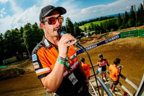 Beim MX Weekend in Möggers versorgt Lukas Greussing als Moderator die Zuschauer mit fachkundigen Informationen.  