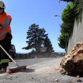 Felsbrocken prallt auf Langener Straße