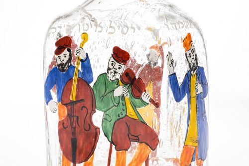 Bemalte Flasche (Purim) mit musizierenden Juden. JÜDISCHES MUSEUM HOHENEMS/DIETMAR WALSER