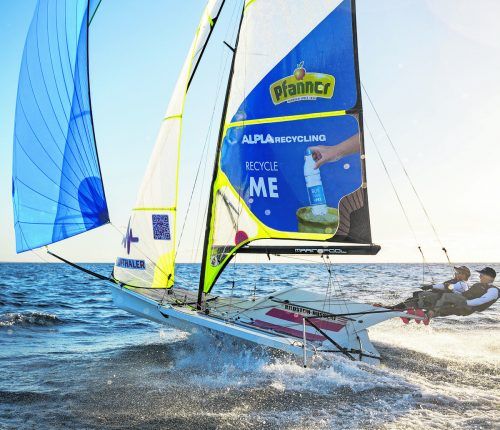 Benjamin Bildstein und David Hussl möchten bei der Kieler Woche in der 49er-Klasse um eine Medaille mitsegeln. Lara Vadlau und Lukas Mähr (kleines Bild) bereiten sich auf die WM der 470er vor. ÖESV