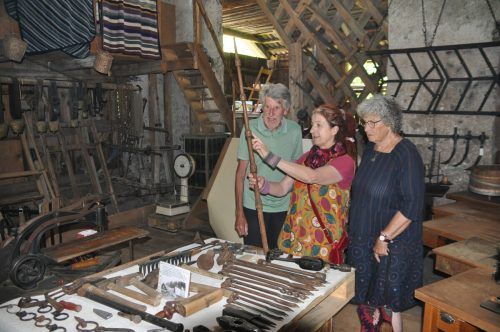 Besucher Fritz Schnetzer mit Herta Glück und Ursula Schnetzer im „Gmeiner Huus“ in Ludesch. HAB