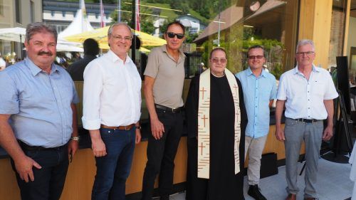 Bgm. Gerold Mähr, LT-Präsident Harald Sonderegger, Architekt Christian Matt, Pater Niklas Mottier, GF Dorfleben Charley Marent und Obmann Robert Gohm.
