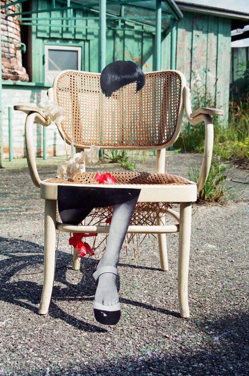 „Broken Chair“ von Anita Frech: Annäherung an das Unsichtbare.