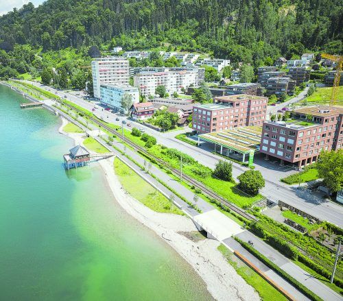Bürgermeister befürchtet: Ein oberirdischer Bahnausbau würde im Bereich der Pipeline zwischen Bregenz und Lochau das Verlegen von Schienen auf den neuen Radweg bedeuten. VN/Paulitsch