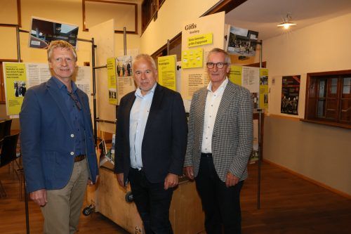 Bürgermeister John Grubinger (Thalgau) und sein Amtskollege aus Göfis Thomas Lampert mit Bürgermeister a.D. Josef Mathis.  AME