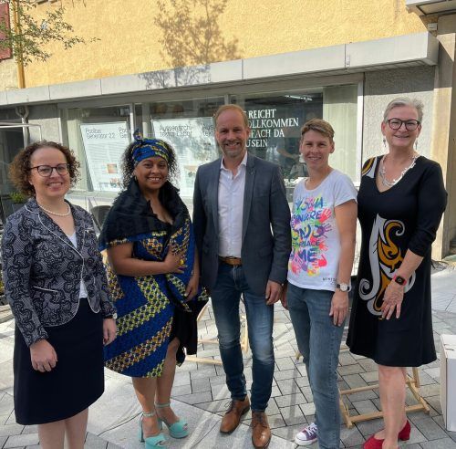 Bundesratspräsidentin Christine Schwarz-Fuchs (v.l.), Tania Maria Rodrigues-Peters, Bgm. Dieter Egger, Vize-Bgm. Patricia Tschallener und Andrea Fritz-Pinggera. Stadt