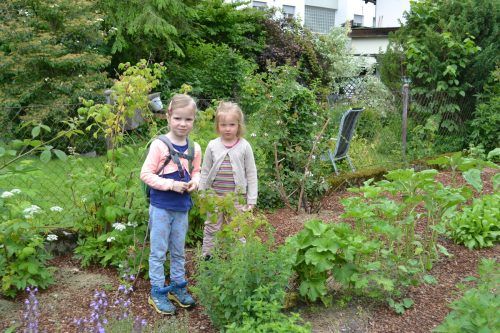 Carla und Ella kommen gerne in den Garten und helfen bei der Bepflanzung mit. BI