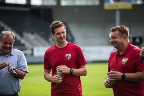 Cheftrainer Miroslav Klose und Co Slaven Skeledzic schauen heute im ersten Testspiel gegen FC Luzern in Schruns ihrer Mannschaft genau auf die Beine. steurer