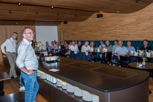 Christoph Längle begrüßt die anwesenden Sponsorenvertreter.