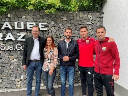 Christoph und Marianne Lorünser vom Hotel Traube, Bürgermeister Simon Tschann, SCRA-Cheftrainer Miroslav Klose und Sportdirektor Werner Grabherr. FL