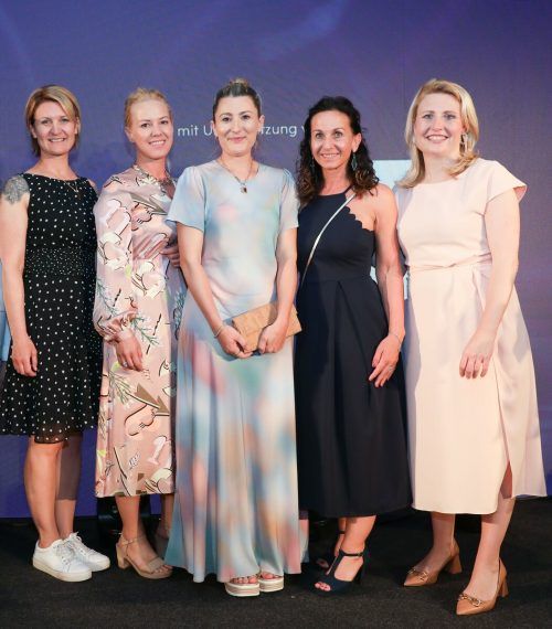 Clarissa Steurer (M.) mit Karin Peer, Carina Fink, Karin Furtner und Ministerin Susanne Raab. Günther Peroutka