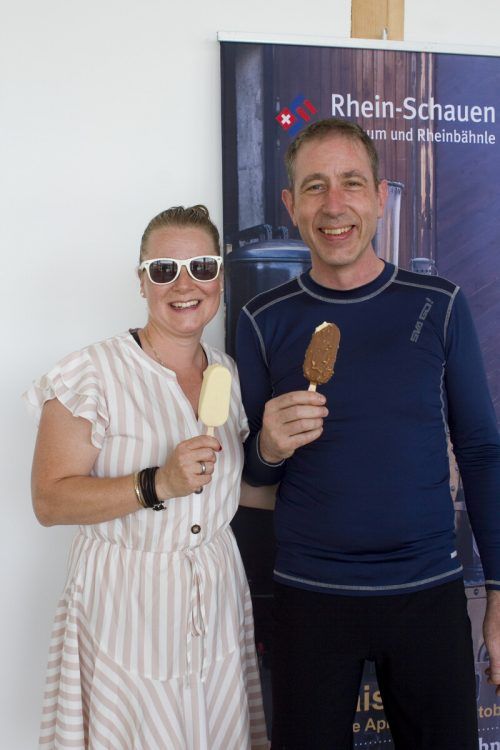 Corinne und Christof Bircher gönnten sich eine Abkühlung bei 33 Grad.