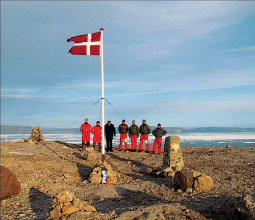 Dänische und kanadische Soldaten wechselten sich ab mit Fahnenhissen.  danish navy