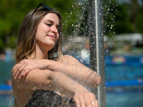 Daria aus Feldkirch versucht der stechenden Hitze zu entkommen und mit kühlenden Armbädern ein Schnippchen zu schlagen. vn/lerch