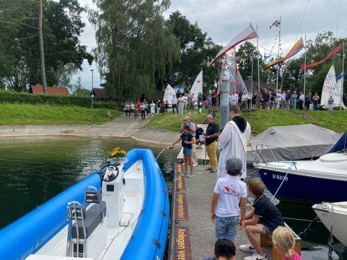 Das neue Coachboot wurde von Frater Maurus und Nachwuchsseglerin Maria Waltersdorfer getauft und erhielt beispielhaft den Namen „Non mergor“ (Ich gehe nicht unter). VLSV
