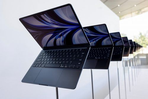 Das neue McBook Air ist mit einem M2-Prozessor ausgestattet. REUTERS