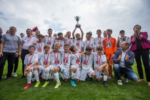 Das PG Mehrerau jubelt mit Pokal über Schülerligatitel.