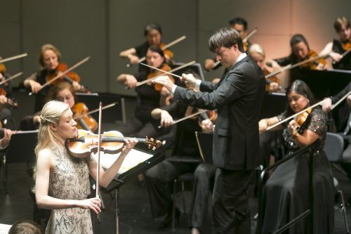 Das Symphonieorchester Vorarlberg unter Leo McFall mit der Solistin Eldbjörg Hemsing im Feldkircher Montforthaus.  sov/mathis