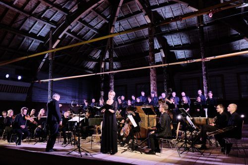 Das Vorarlberger Ensemble Concerto Stella Matutina unter Clau Scherrer in der Reithalle in St. Moritz.  kuyler