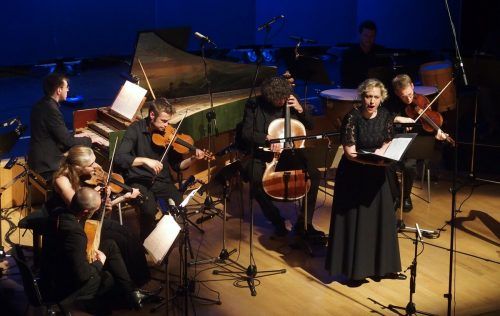 Das Vorarlberger Ensemble Concerto Stella Matutina mit der Solistin Tanja Vogrin auf der Bühne AmBach in Götzis. ju